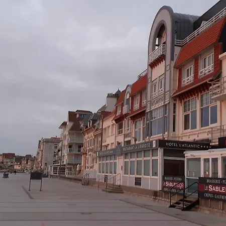30 M2 Refait à Neuf Idéalement Situé Centre Et *