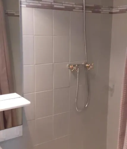 Apartment 30 M2 Refait A Neuf Idealement Situe Centre Et *